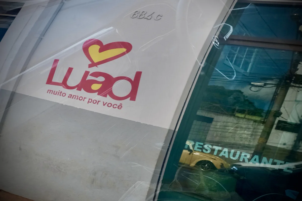 Embalagem de marmitex da Luad com o logo e o slogan impressos